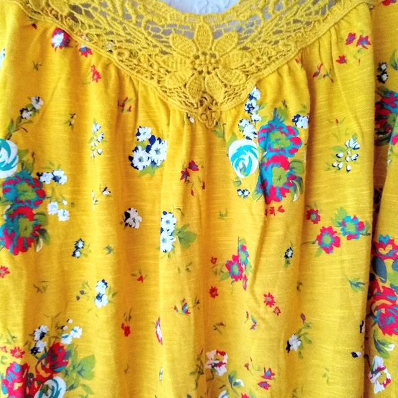 Eyeshadow Boho Floral Lace Tank - Picture 4 of 5